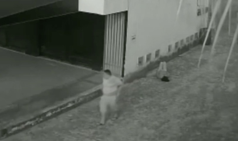Desacordada, mulher é abandonada em rua e estuprada por homem; Vídeo 