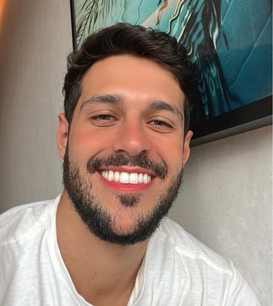 Na UTI, Rodrigo Mussi aperta dedo do irmão e família se diz otimista 