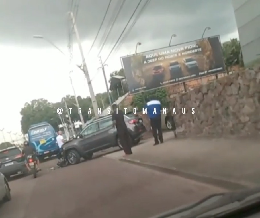 Micro-ônibus destrói carro de luxo em saída de concessionária em Manaus 