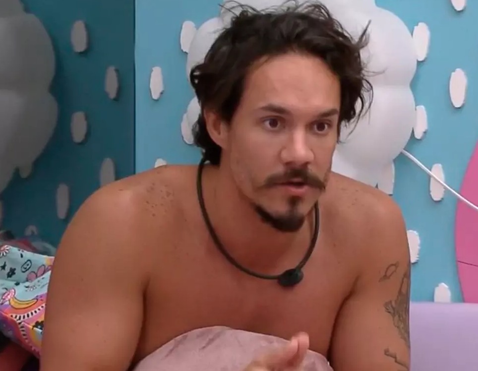 BBB22: Eliezer deixa pênis escapar e Lina nota detalhe em órgão genital 