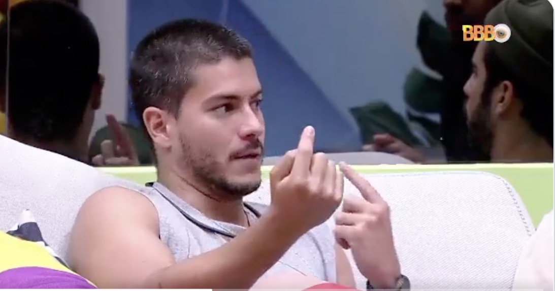 ‘Minha equipe e minhas fãs devem ter feito mutirão para voltar nela’, diz Arthur sobre Lina