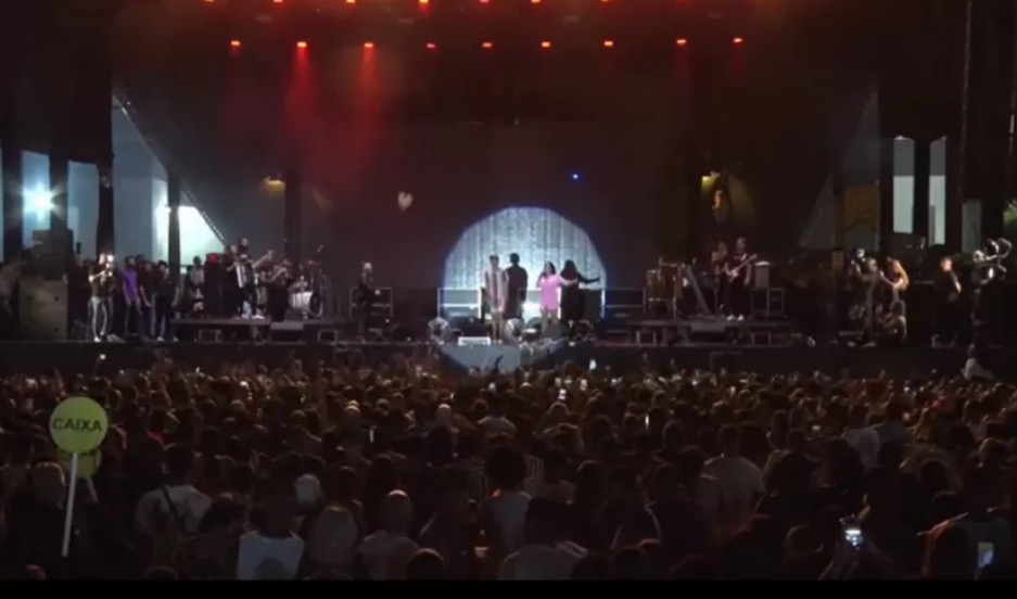 Calcinha Preta solta pomba branca em homenagem à Paulinha e ave cai no público