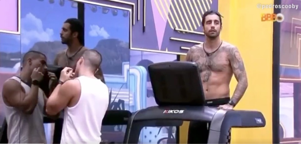 BBB22: Gustavo e Scooby revelam ejaculação noturna: ‘Todo melado’