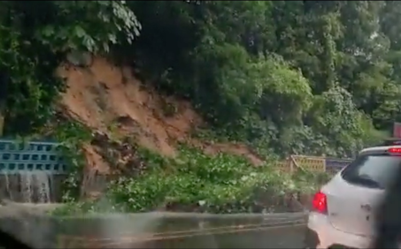 Deslizamento na avenida Mario Ypiranga complica trânsito em Manaus; vídeo
