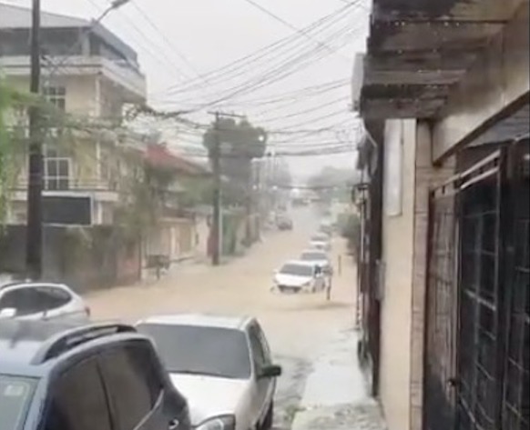 Vídeo: Carros ficam submersos no Vieiralves após forte chuva em Manaus