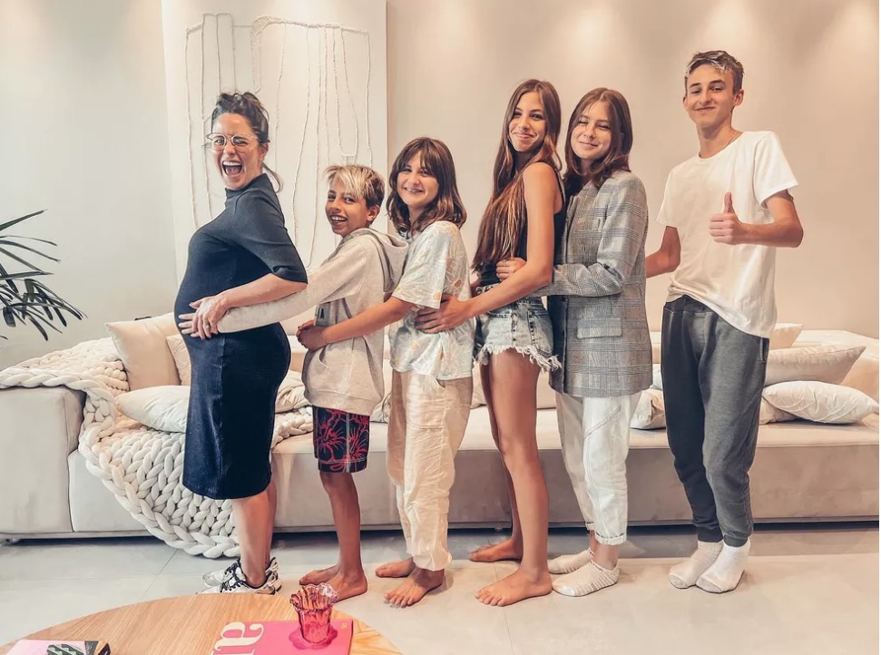 Fernanda Vasconcellos exibe barrigão de grávida em clique divertido de Cássio Reis