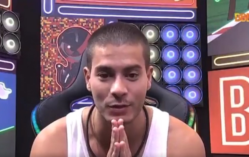 Arthur Aguiar é chamado de traidor após sugerir votos em Scooby no paredão