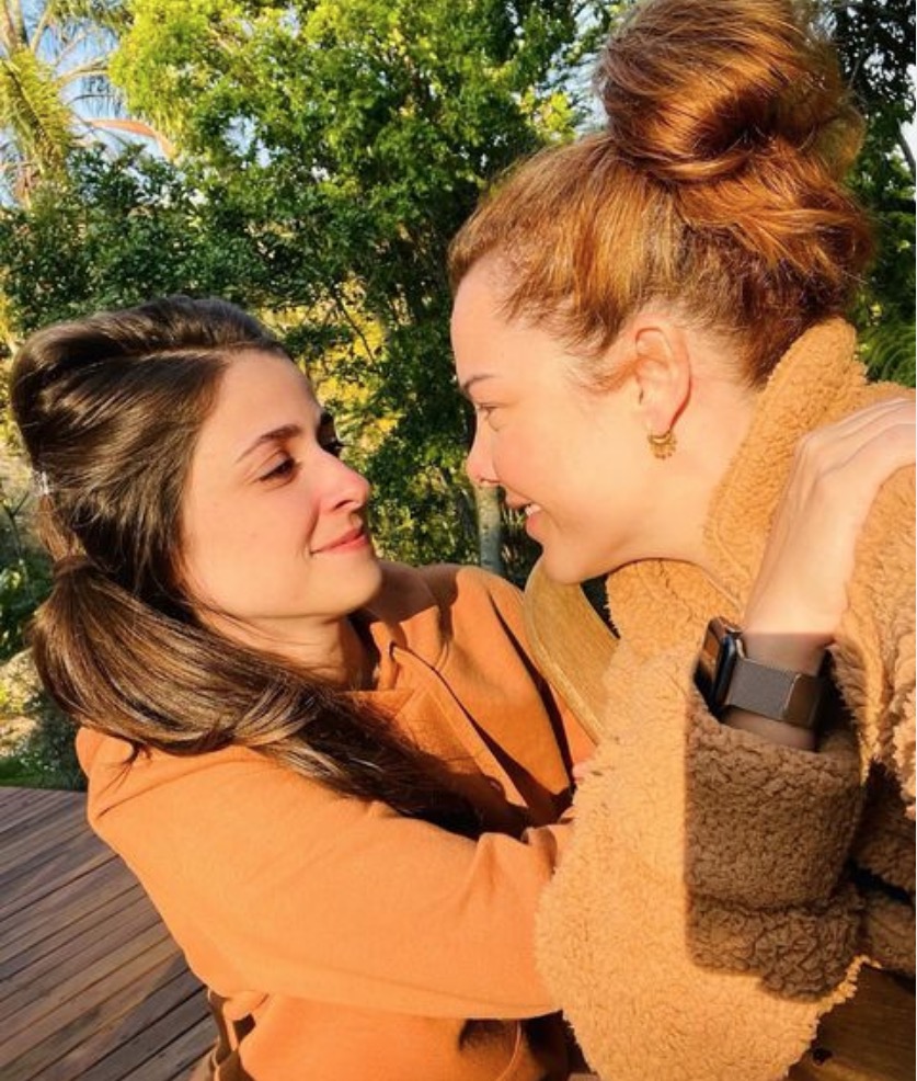 Namorada de Fernanda Souza tem ex-sogra famosa e é amiga de Sandy e vários famosos