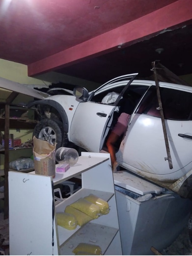 Picape desgovernada invade e destrói mercadinho em Manaus; veja fotos 