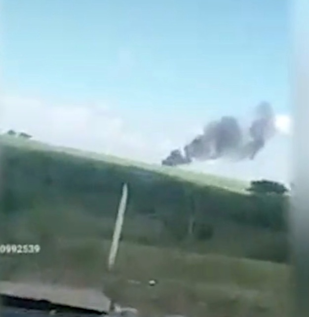 Avião da Esquadrilha da Fumaça cai em SP e tripulantes se ejetam; vídeo