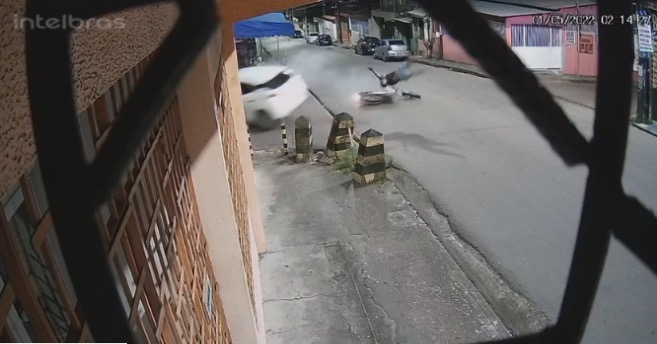 Vídeo: Motociclista 'voa' em acidente violento em Manaus