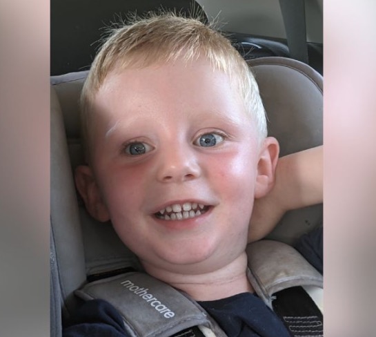 Mãe mata filho de 2 anos afogado e diz que foi para "protegê-lo de demônios"