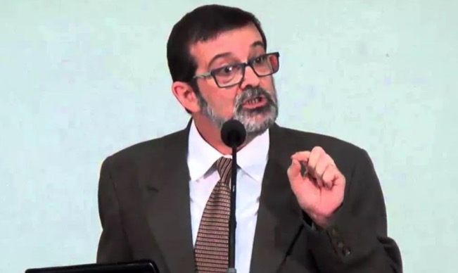 Pastor gera revolta ao dizer que 'mendigos têm o dever bíblico de passar fome'