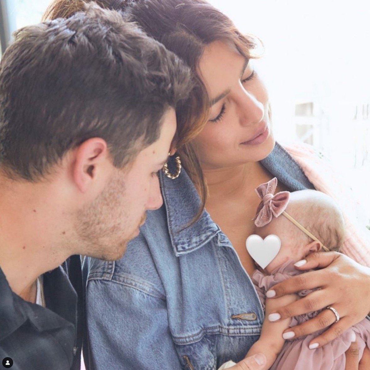 Nick Jonas e Priyanka Chopra mostram 1ª foto da filha após mais de 100 dias na UTI