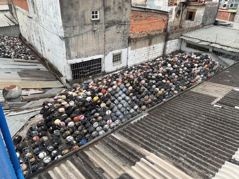 Polícia encontra 'cemitério de capacetes' em telhado de loja 