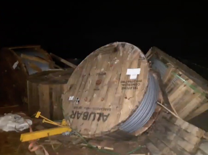 Caminhão carregado de fios tomba e deixa motorista preso nas ferragens no Amazonas