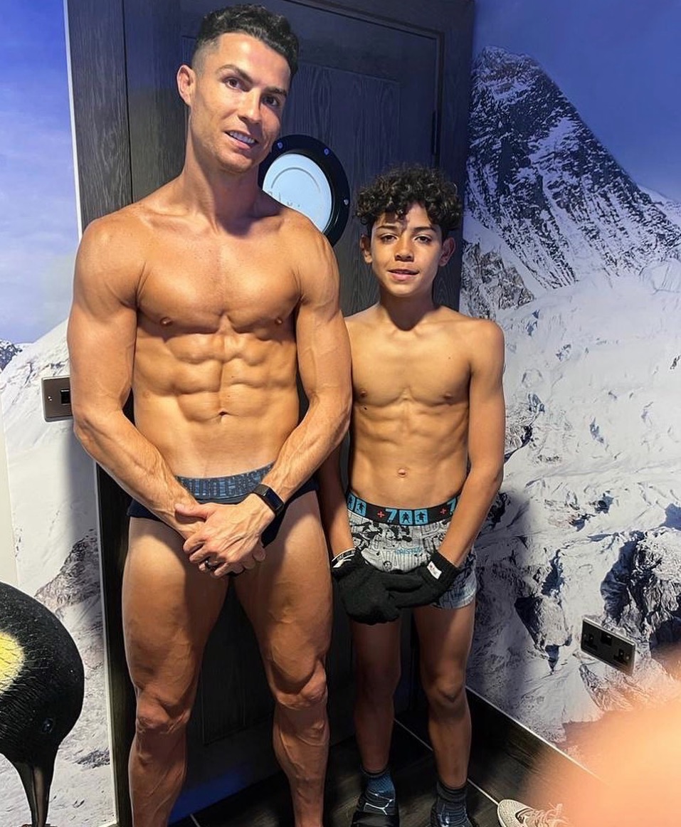 Aos 11, filho de Cristiano Ronaldo choca ao exibir barriga trincada ao lado do pai