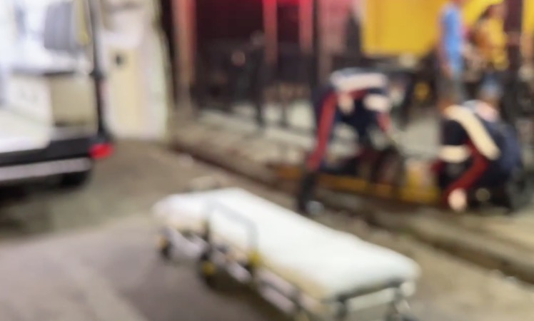 Homem agoniza em avenida após ser espancado por grupo em Manaus