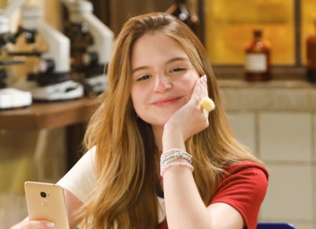 Aos 16, atriz Sophia Valverde passa por cirurgia para retirar nódulo do seio