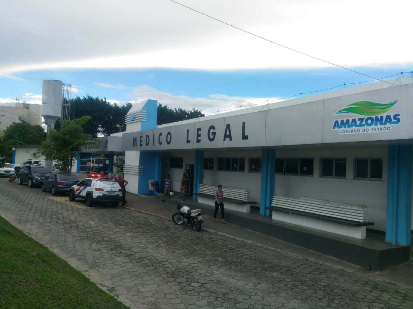 Jovem é perseguido e executado com vários tiros em beco de Manaus