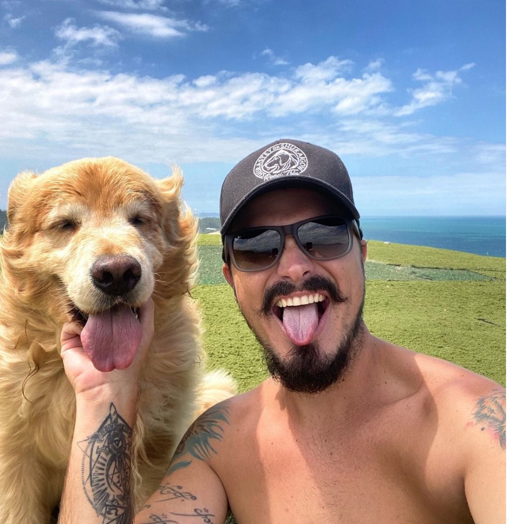Influencer brasileiro e golden retriever morrem em acidente durante viagem nos EUA