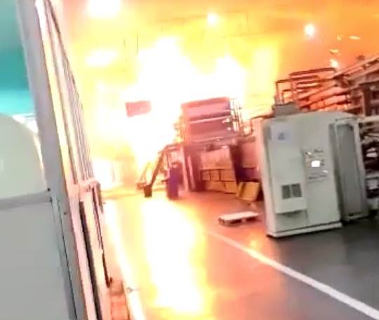 Vídeo mostra setor de fábrica sendo consumido pelo fogo em Manaus