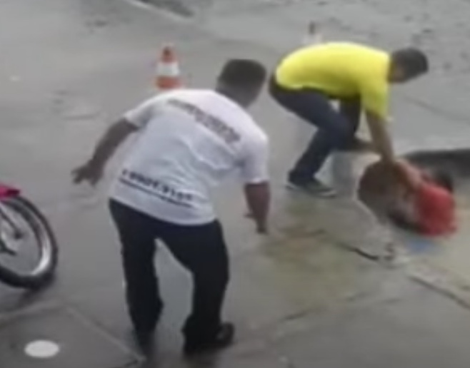 Vídeo chocante mostra mulher sendo 'engolida' por cratera em calçada 