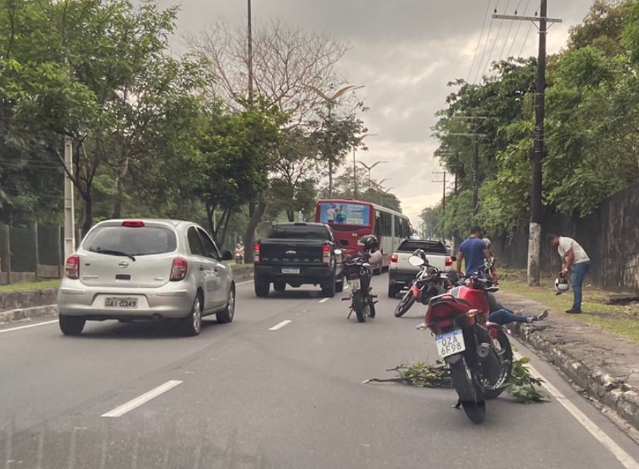 Acidente com motociclista deixa trânsito parado na Rodrigo Otávio em Manaus