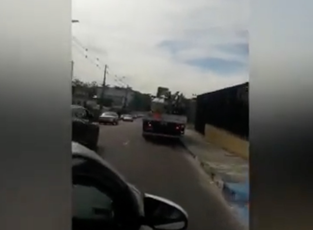 Revoltados, moradores expulsam equipe da Amazonas Energia no Alvorada; vídeos