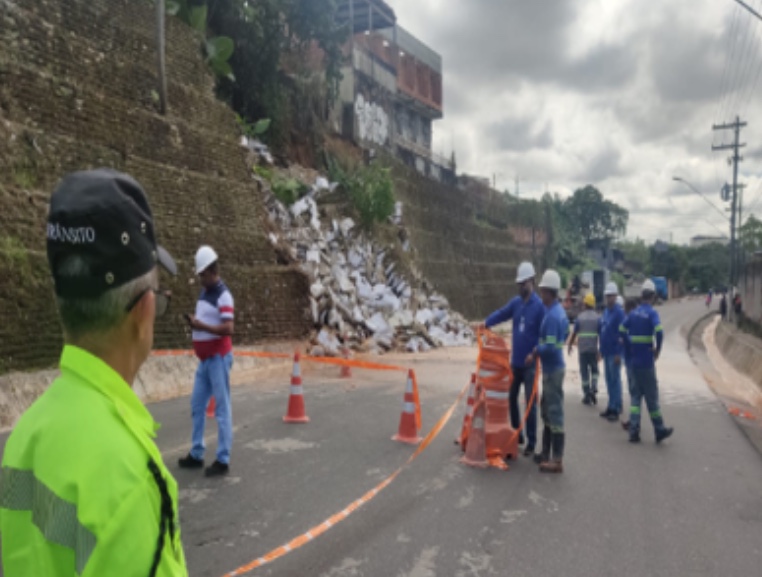 Barranco desaba em avenida de Manaus e trânsito é alterado 