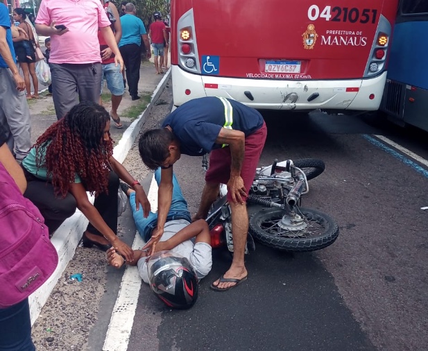 Motociclista fica ferido ao colidir com traseira de ônibus em Manaus