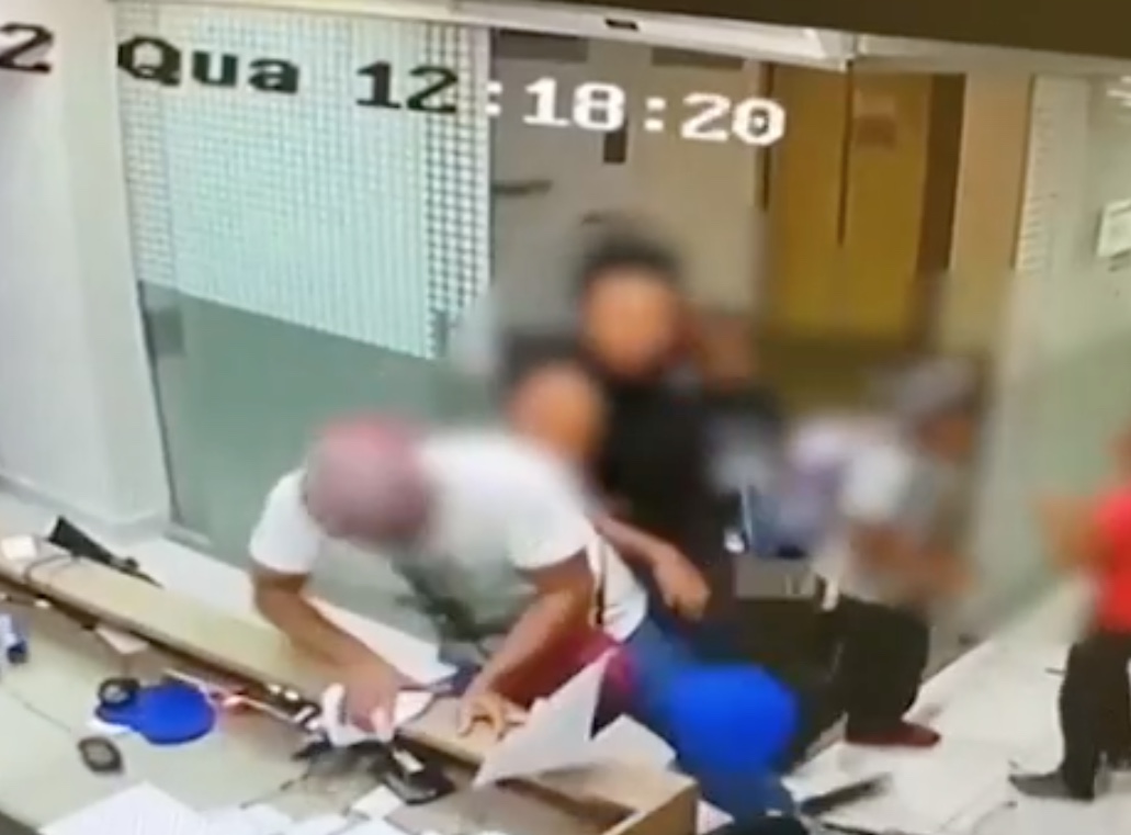 Vídeo: Homem acusa dentista de implantar chip no dente da esposa e quebra clínica