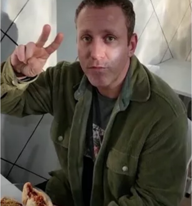 Mãe de Sérgio Hondjakoff mostra ator em reabilitação e relata luta contra as drogas