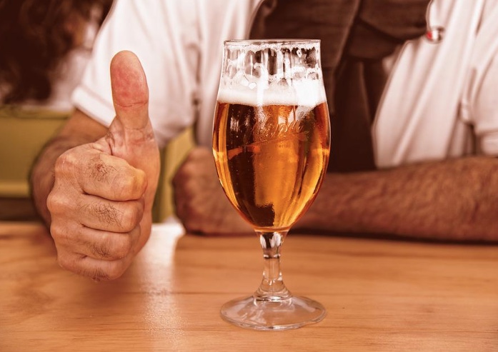 Estudo revela que beber uma cerveja por dia faz bem para o intestino 