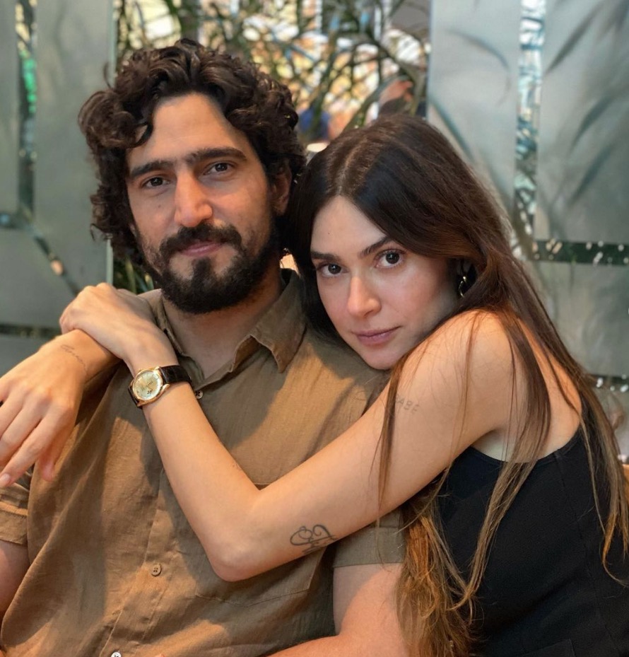 Thaila Ayala se revolta após mulheres mandarem nudes para o marido, Renato Góes