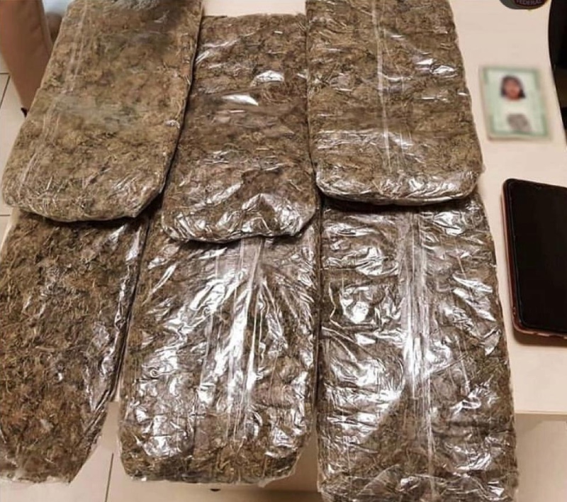 Mulher é presa com drogas amarradas nas coxas no aeroporto de Manaus 