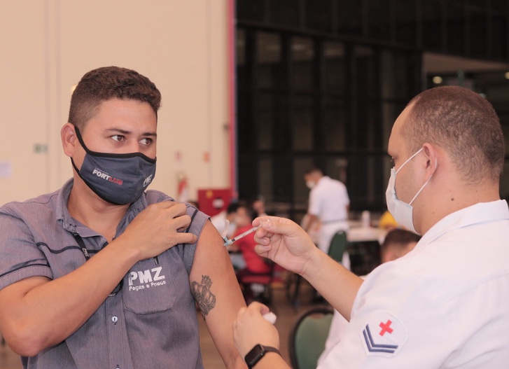 Manaus terá 11 pontos de vacinação contra covid, gripe e sarampo neste sábado