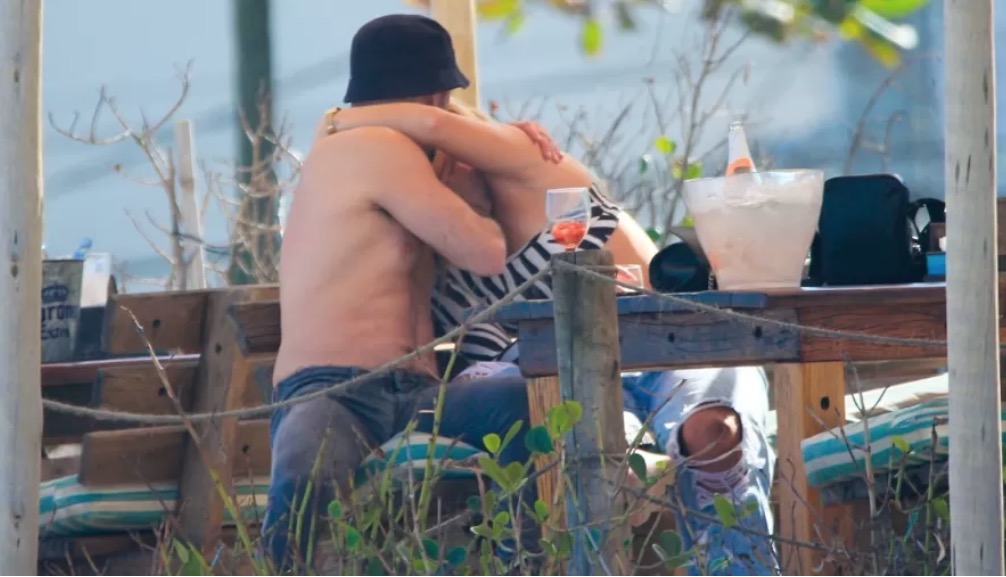 Diego Hypolito é flagrado aos beijos e lambidas com loira em praia após se assumir gay