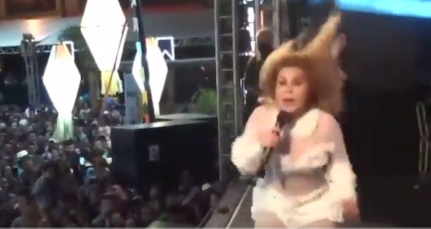 Joelma cai com as pernas para cima durante show; vídeo