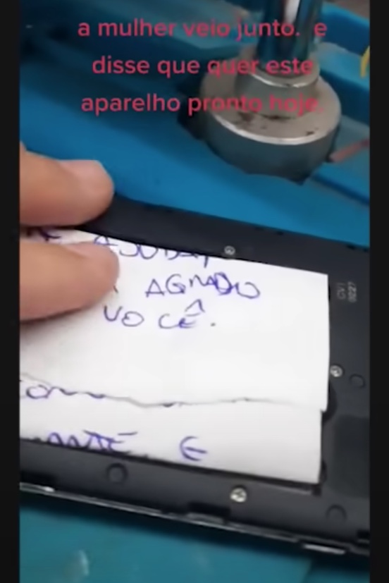 Pastor deixa celular em assistência para esconder traição e bilhete viraliza: 'me ajuda'