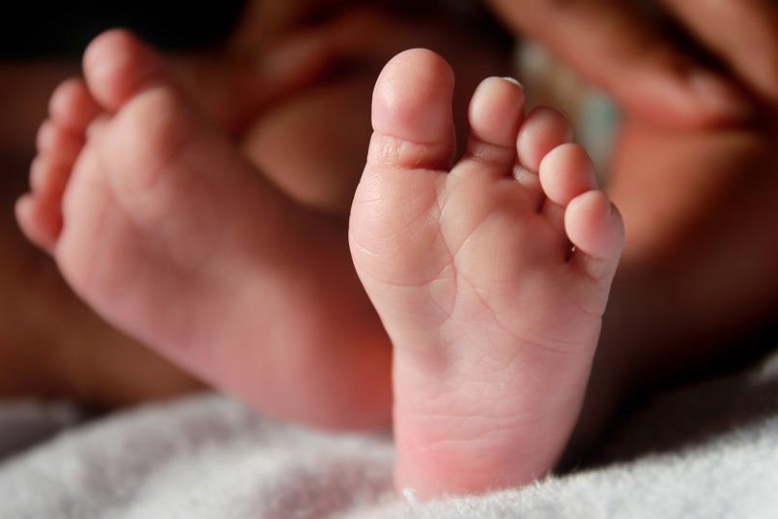 Pai deixa bebê em carro para fazer compras e o encontra com boca espumando