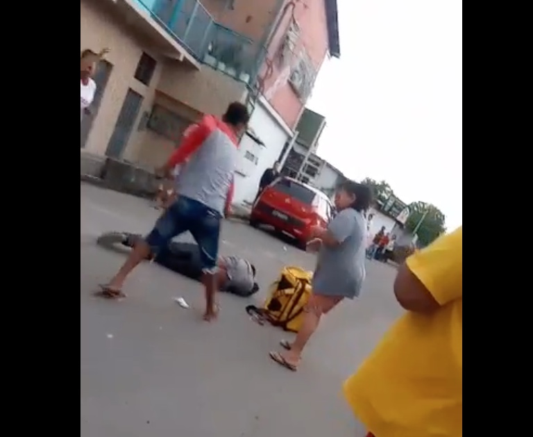 Vídeo mostra 2º pistoleiro executando homem que já estava agonizando em Manaus