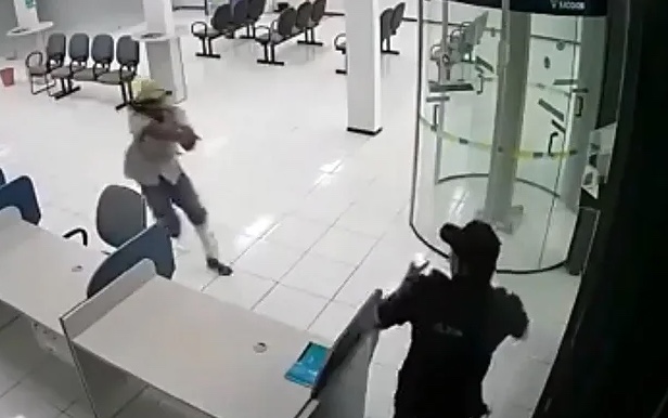 Vídeo: Assaltante é morto por segurança ao invadir banco para roubar