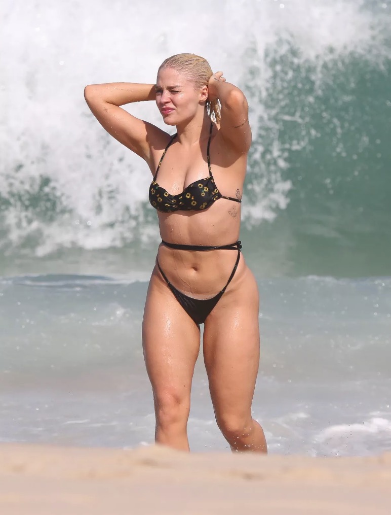 De fio-dental, Luísa Sonza joga altinha em dia de praia e bumbum gigante rouba cena