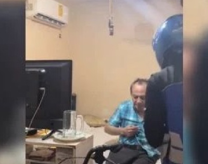 Idoso pede pizza para que entregador o ajude a deitar e comove a web; vídeo