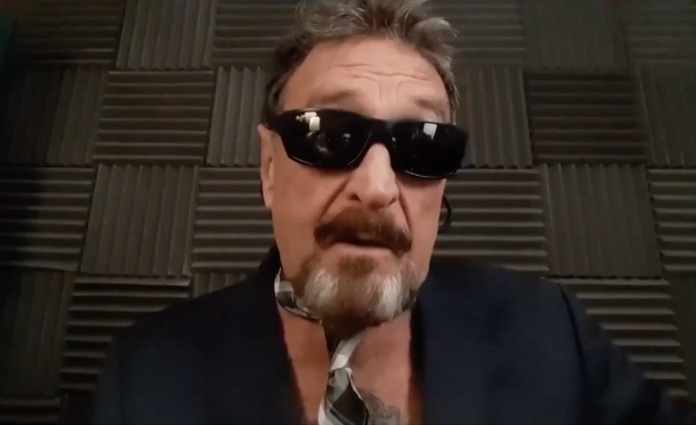 Corpo de John McAfee, criador de antivírus, permanece em necrotério após 1 ano