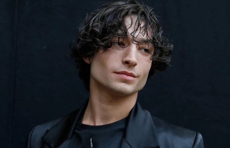 Ezra Miller está abrigando mulher com três filhos em fazenda com armas e munição