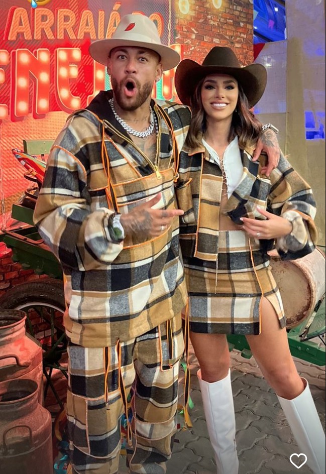 Neymar faz festa junina e posa combinando look com namorada