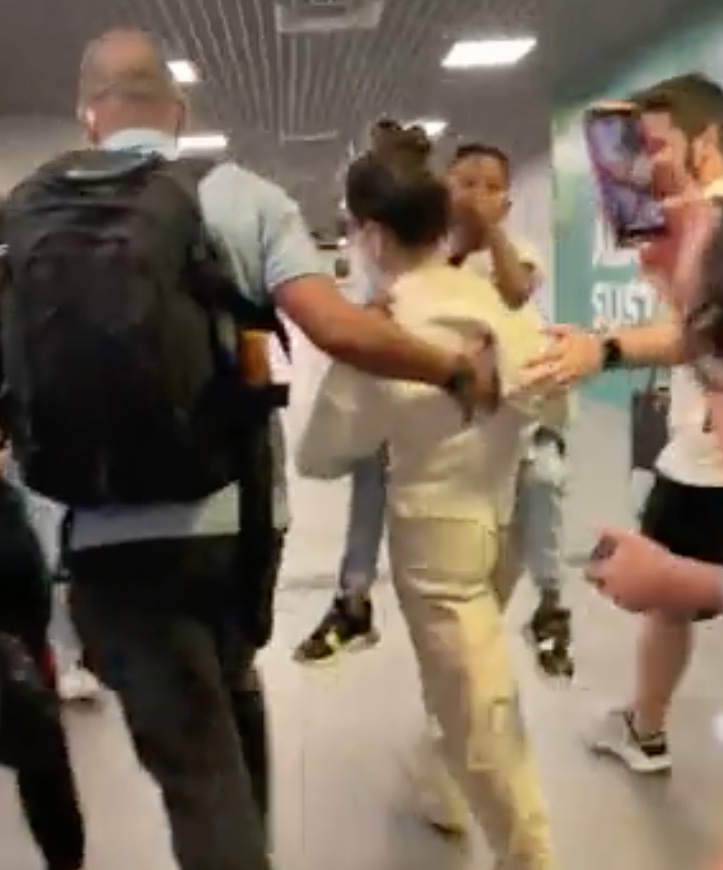 Vídeo: Juliette carrega criança em aeroporto e mãe se desespera: 'devolve meu filho'