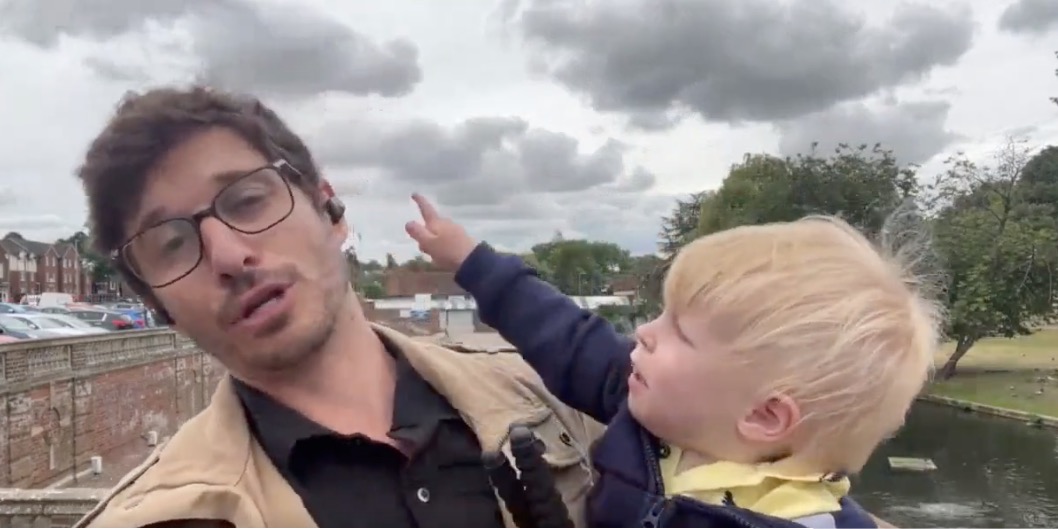 Repórter da BandNews faz entrada ao vivo com filho no colo e passa perrengue; vídeo